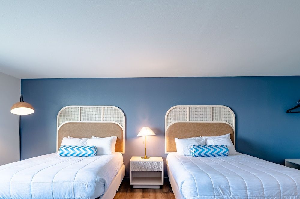 Seagull Beachfront Inn Deluxe Two Queen Room with Ocean View 6