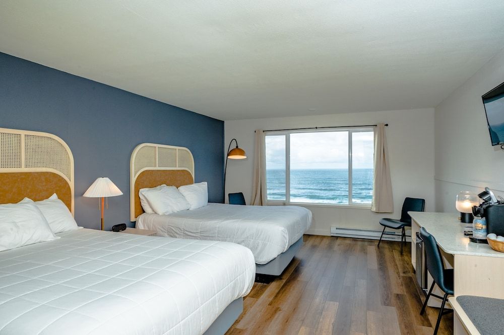 Seagull Beachfront Inn Deluxe Two Queen Room with Ocean View 17
