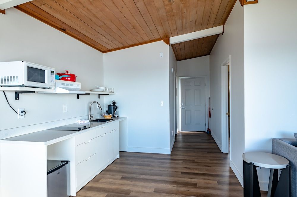 Seagull Beachfront Inn Deluxe Cottage w/Hot Tub, Kitchenette 15