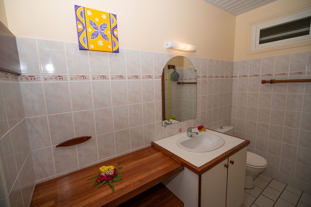 Bora Bora Holiday's Lodge and Villa Bungalow, Private Bathroom, Lagoon View 14