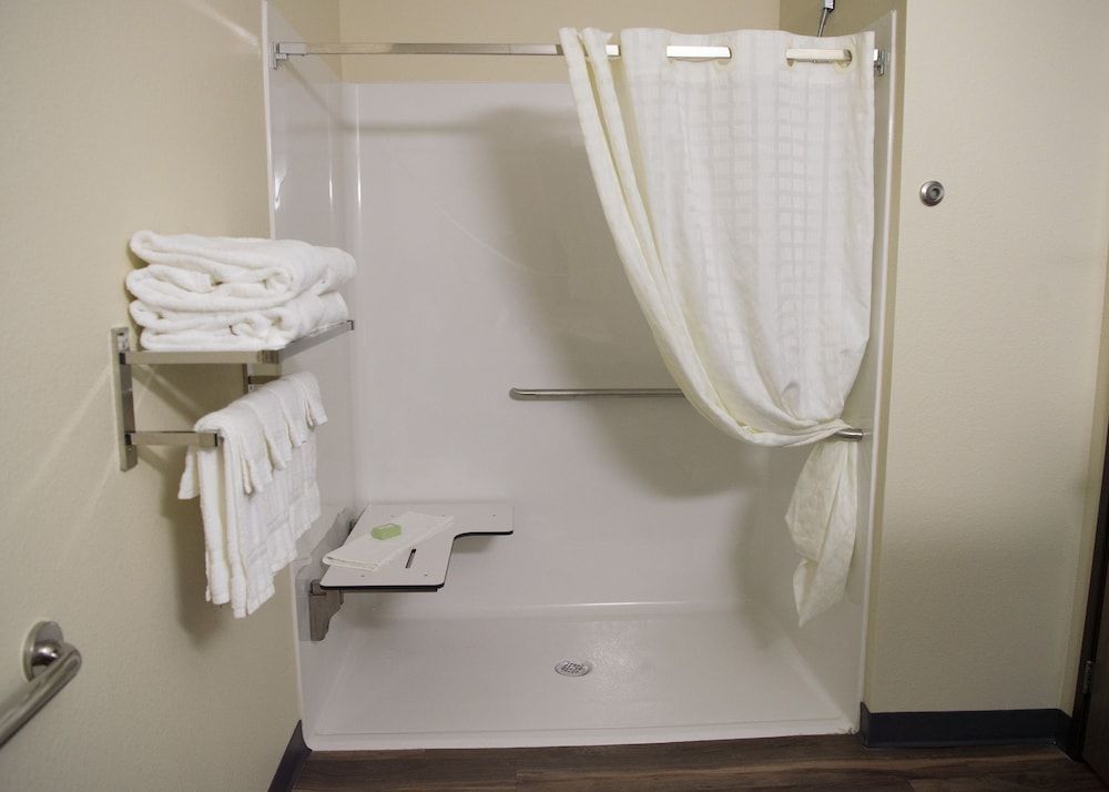 Cobblestone Inn & Suites - Forest City Single King Suite, Accessible Shower, Non Smoking 9