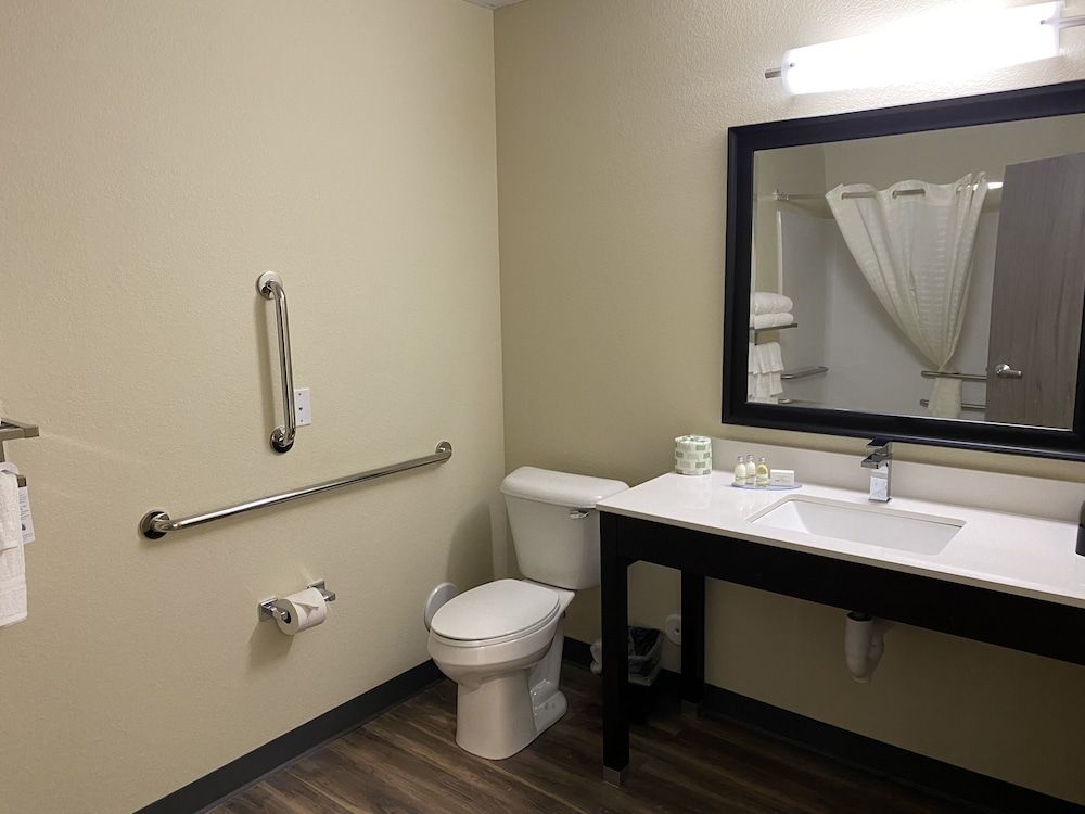 Cobblestone Inn & Suites - Forest City Two Queen Guestroom, Accessible Tub, Non-Smoking 5