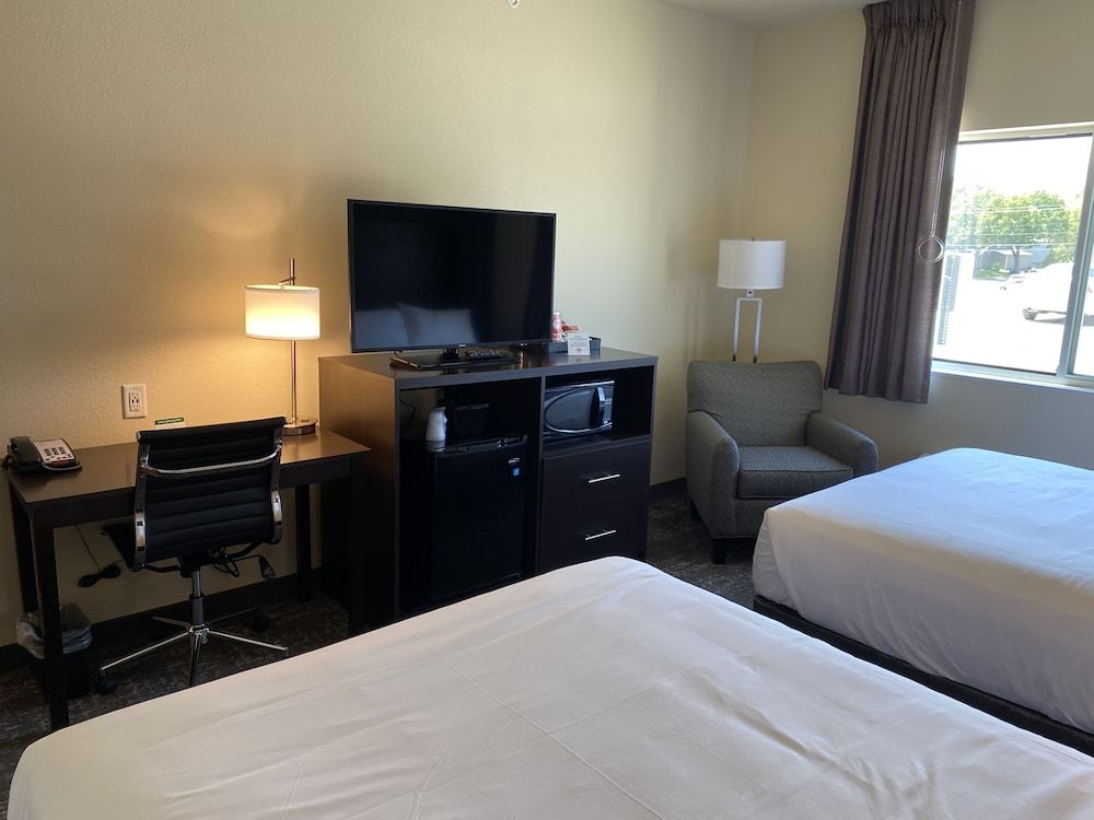 Cobblestone Inn & Suites - Forest City Two Queen Guestroom, Accessible Tub, Non-Smoking 3