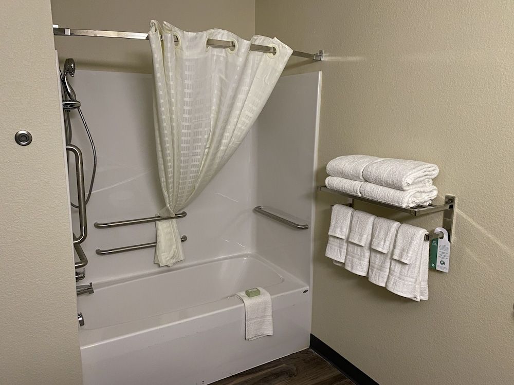 Cobblestone Inn & Suites - Forest City Two Queen Guestroom, Accessible Tub, Non-Smoking 6