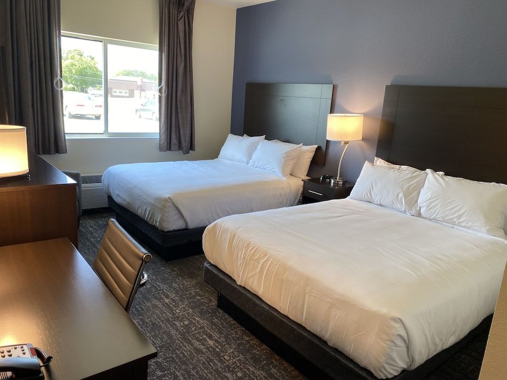 Cobblestone Inn & Suites - Forest City Two Queen Guestroom, Accessible Tub, Non-Smoking 4