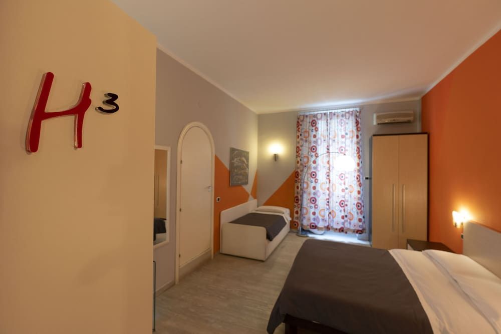 H Rooms Boutique Hotel Comfort Triple Room, 1 Bedroom, Private Bathroom, Courtyard Area 9