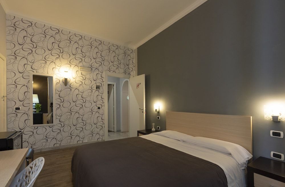 H Rooms Boutique Hotel Comfort Room, 1 Bedroom, Private Bathroom, Courtyard Area 6