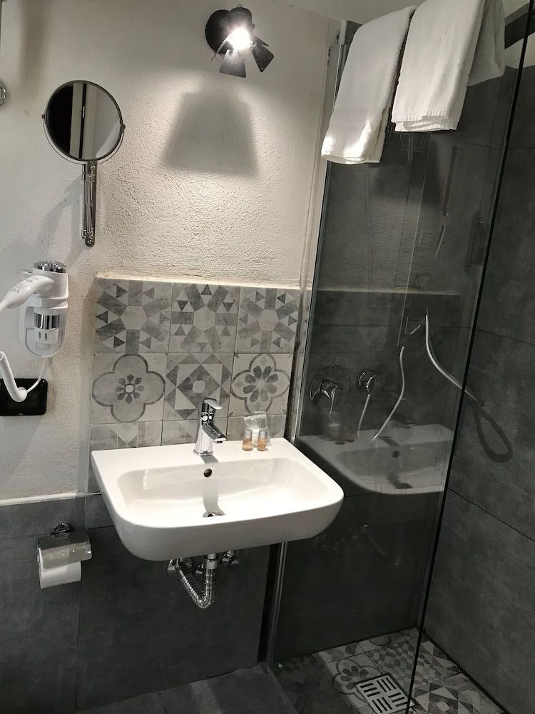 H Rooms Boutique Hotel Comfort Room, 1 Bedroom, Private Bathroom, Courtyard Area 16