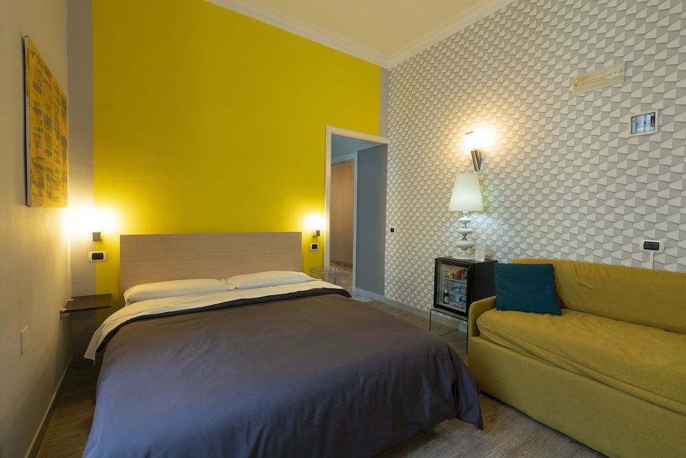H Rooms Boutique Hotel Comfort Triple Room, 1 Bedroom, Private Bathroom, Courtyard Area 7