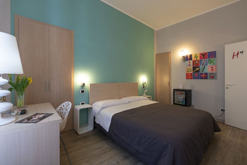 H Rooms Boutique Hotel Comfort Room, 1 Bedroom, Private Bathroom, Courtyard Area 7