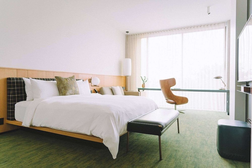 Suite, 1 King Bed, Lake View