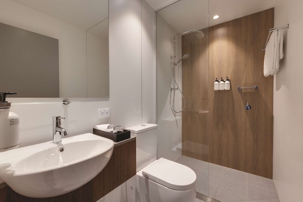 Travelodge Hotel Hurstville Sydney Room, 1 Queen Bed 9