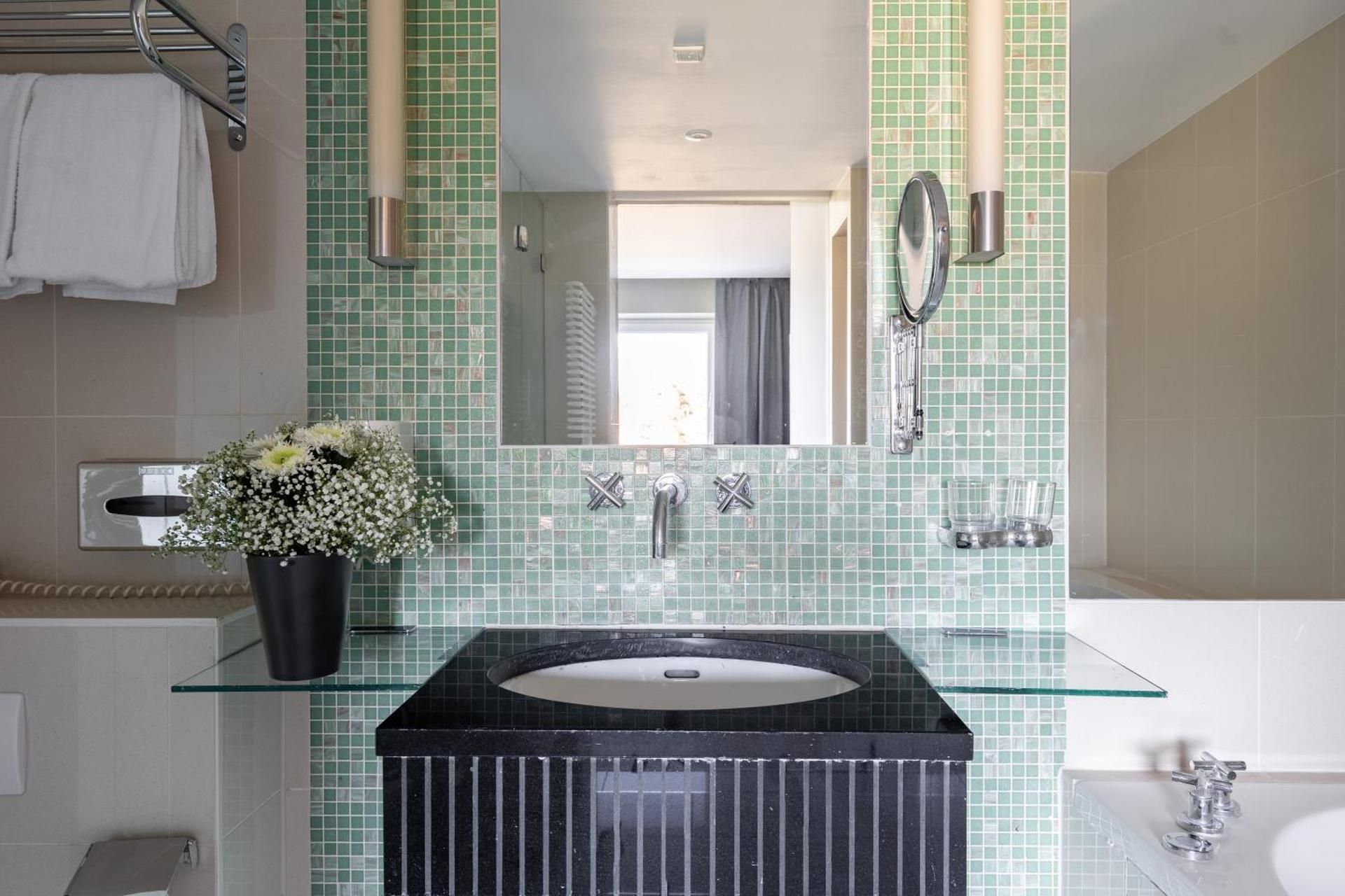 Extra Large Studio with Kitchenette and Bathtub