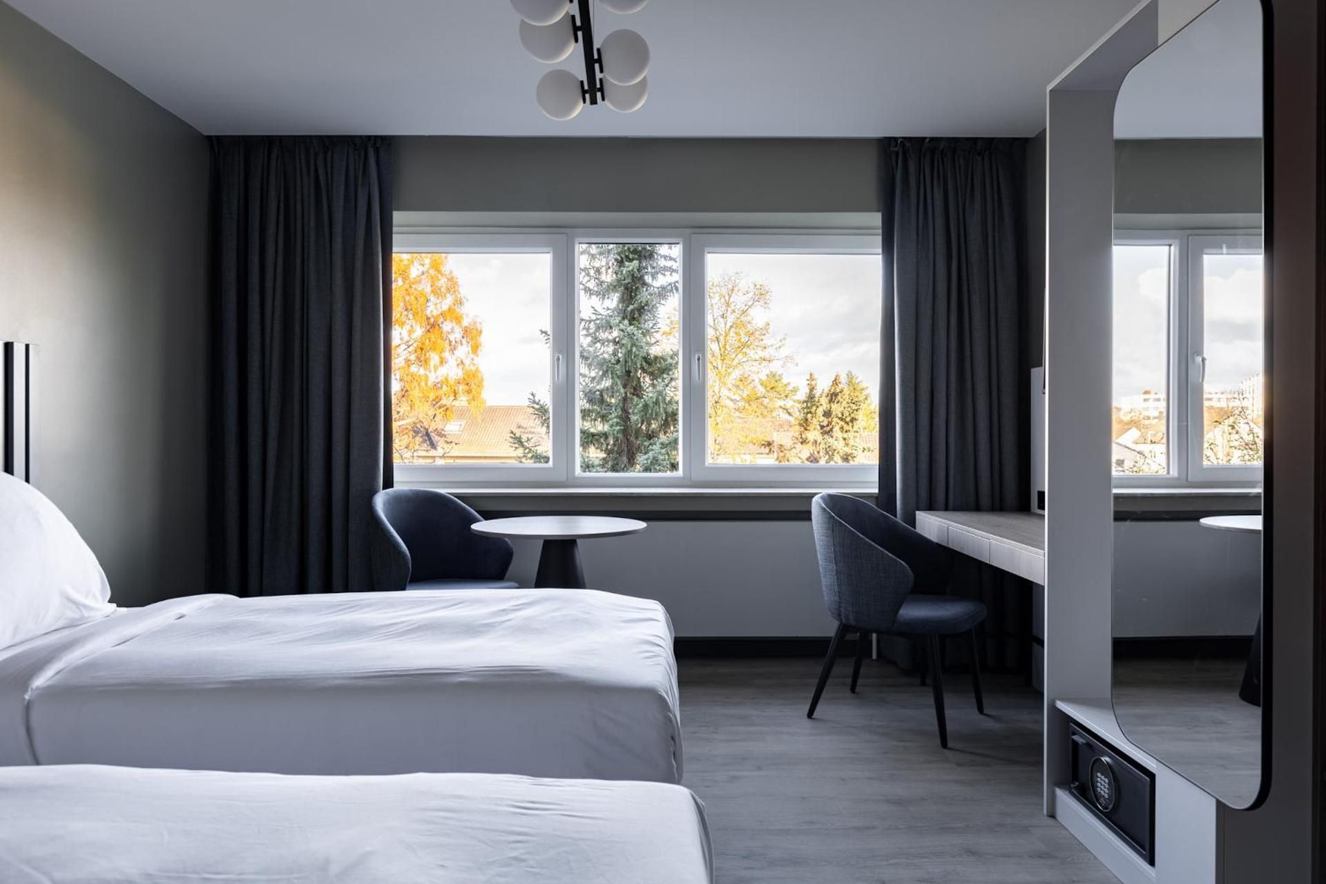Large Studio with Kitchenette - Twin Beds