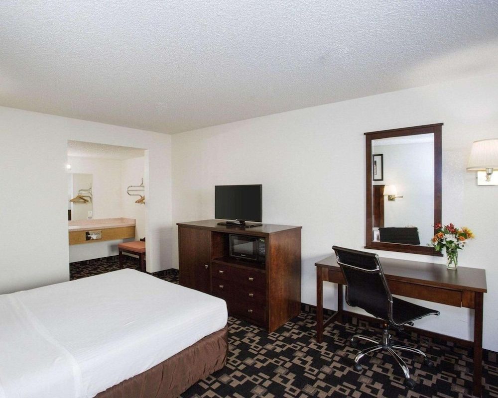 Standard Room, 1 Queen Bed, Accessible, Non Smoking