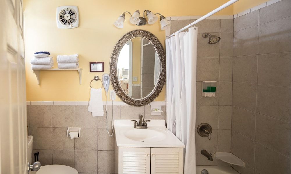 Wicker Guesthouse Deluxe Room 2 Queen at Wicker House, 913 Duval Street 7