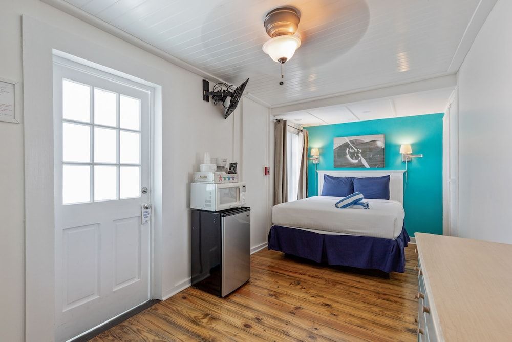 Wicker Guesthouse Small Queen Room at Wicker House, 913 Duval Street