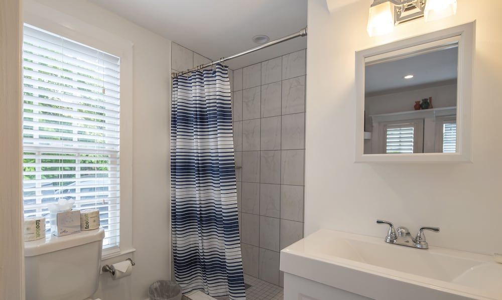 Wicker Guesthouse Deluxe Room 2 Queen Beds at Olivia By Duval, 511 Olivia Street 8