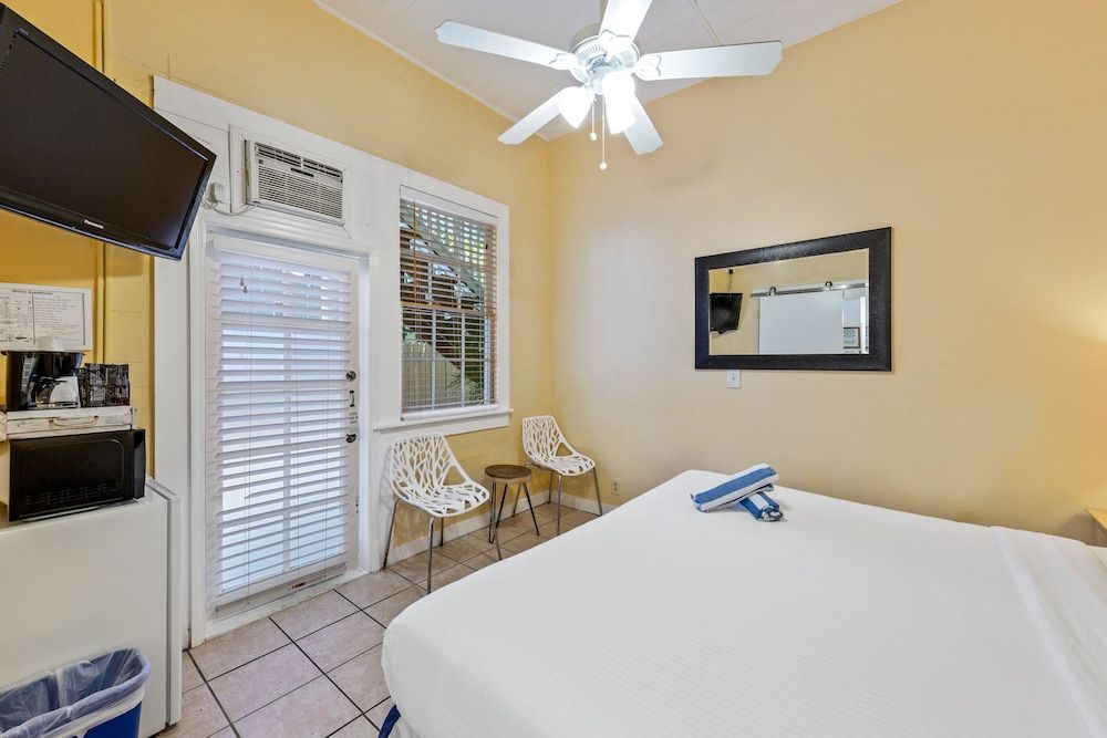 Wicker Guesthouse Small Queen Room at Wicker House, 913 Duval Street 3