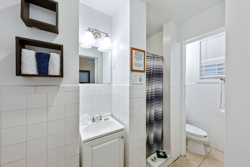 Wicker Guesthouse Small Queen Room at Wicker House, 913 Duval Street 5