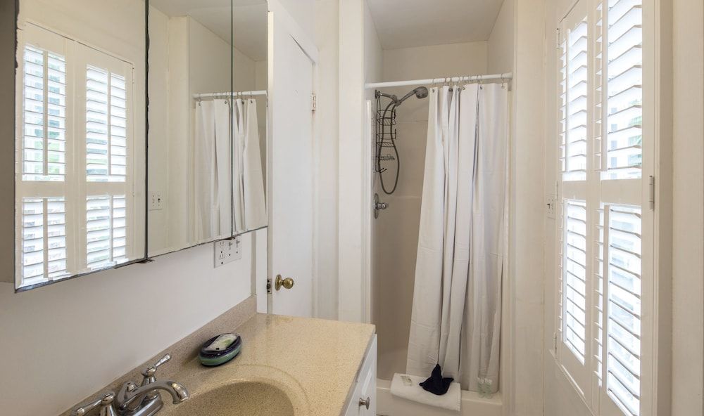 Wicker Guesthouse Deluxe Room 2 Queen Beds at Olivia By Duval, 511 Olivia Street 6