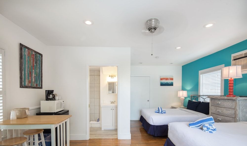 Wicker Guesthouse Deluxe Room 2 Queen Beds at Olivia By Duval, 511 Olivia Street