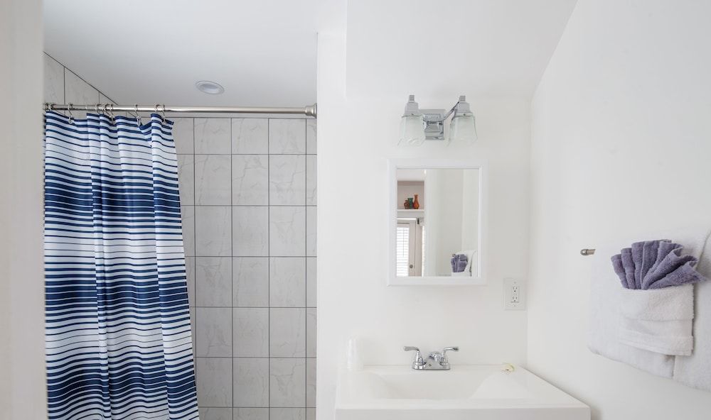 Wicker Guesthouse Deluxe Room 2 Queen Beds at Olivia By Duval, 511 Olivia Street 7