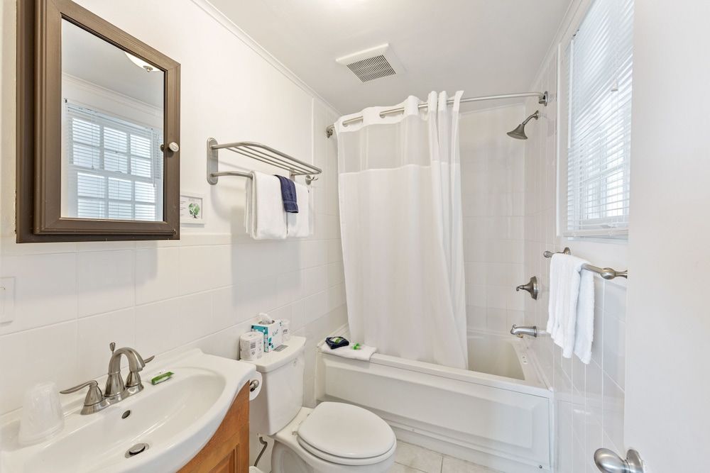 Wicker Guesthouse Small Queen Room at Wicker House, 913 Duval Street 4