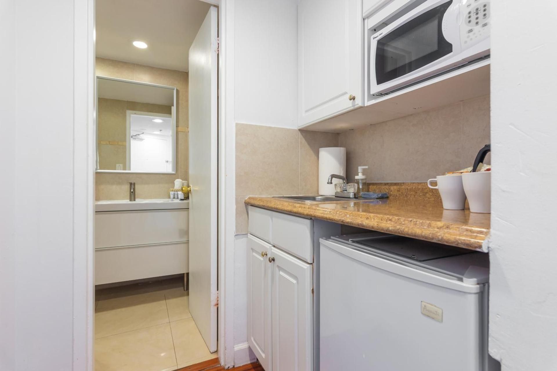 Deluxe Queen Suite