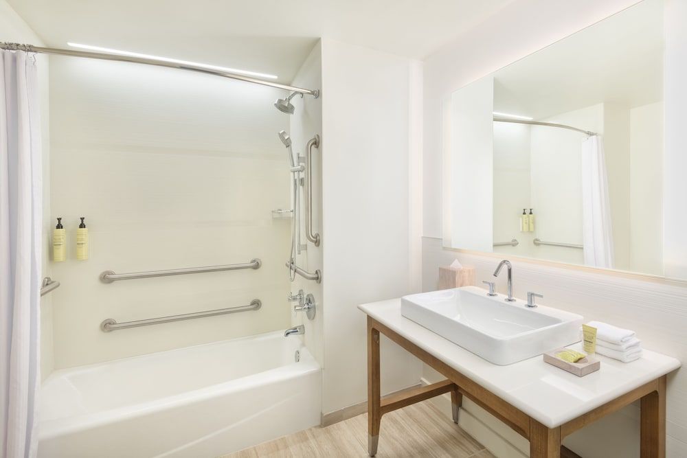Suite, 1 Bedroom, Non Smoking (Mobility/Hearing Accessible, Tub)
