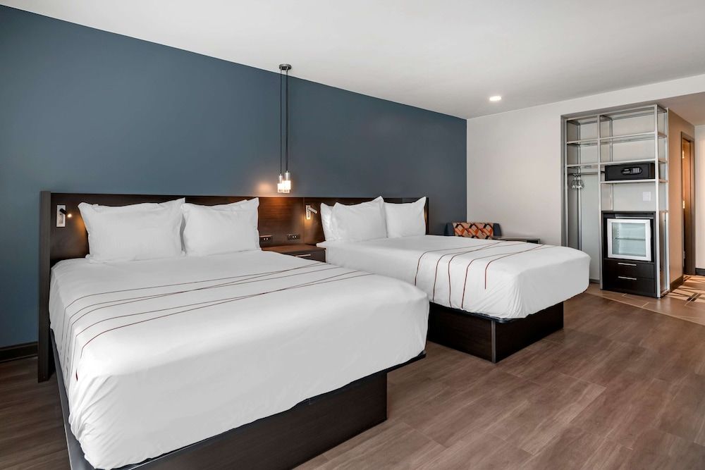 Vīb Hotel by Best Western Denver RiNo Standard Room, 2 Queen Beds, Accessible, Refrigerator 3