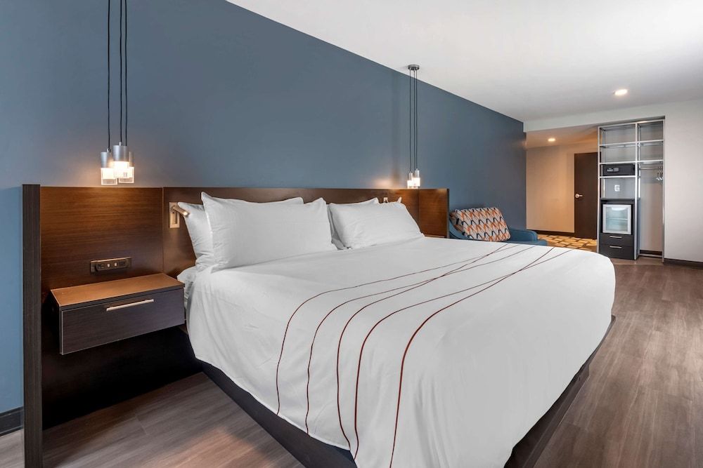 Suite, 1 King Bed, Non Smoking, Balcony (with Sofabed)