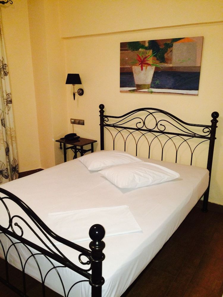 Olympic Fashion Hotels Economy Room (Semi basement) 3