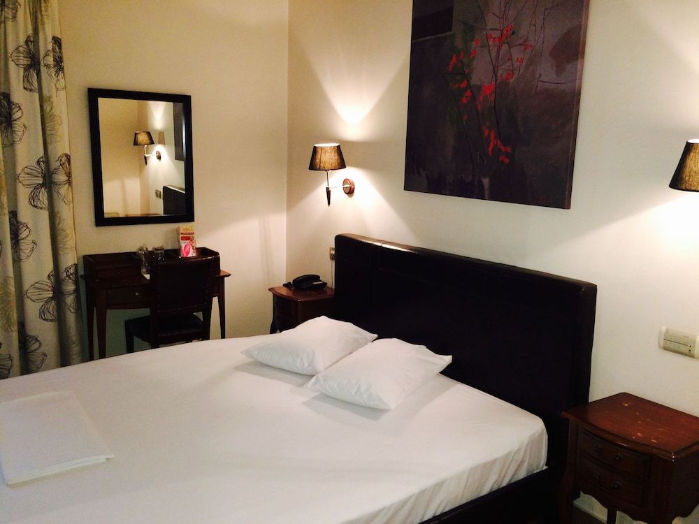 Olympic Fashion Hotels Economy Room (Semi basement) 2