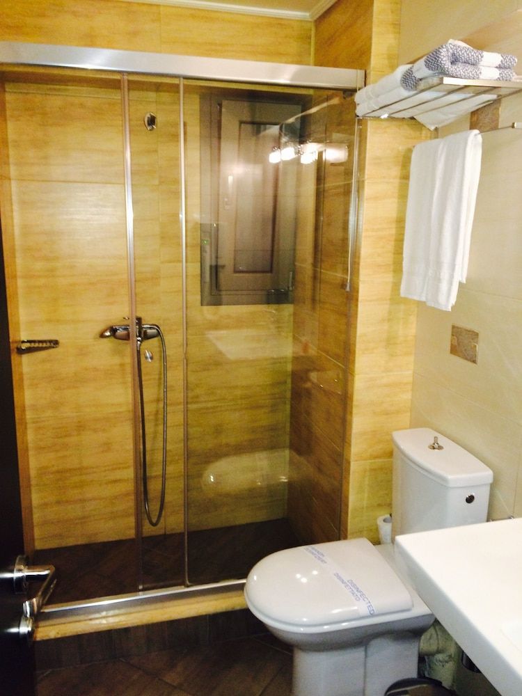 Olympic Fashion Hotels Economy Room (Semi basement) 5