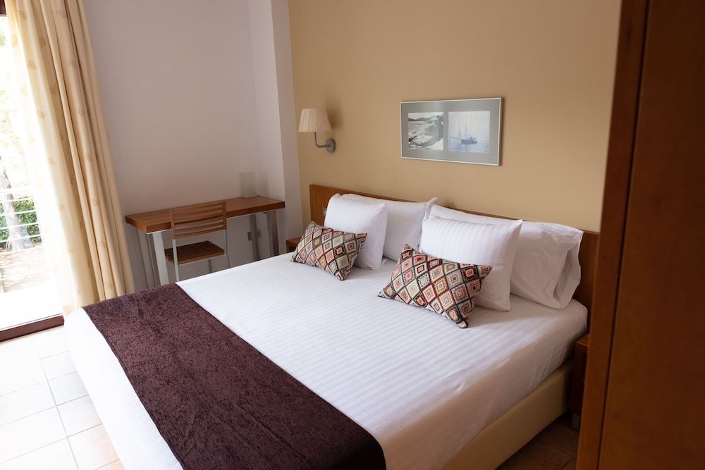 Family Room, Balcony, Pool View (2 persons)