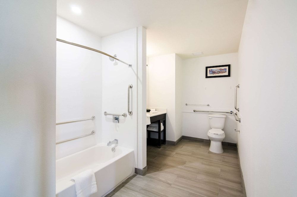 Comfort Inn & Suites Gulf Shores East Beach near Gulf State Park Suite, 1 King Bed with Sofa bed, Accessible, Non Smoking 4