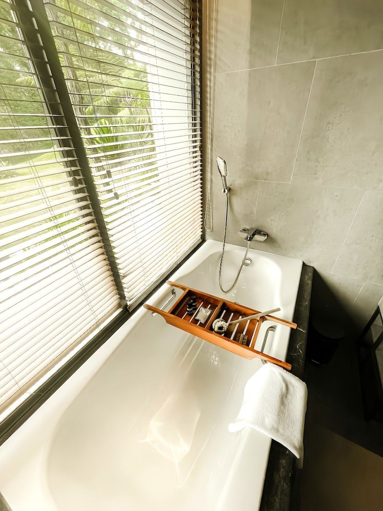 Deep Soaking Bathtub