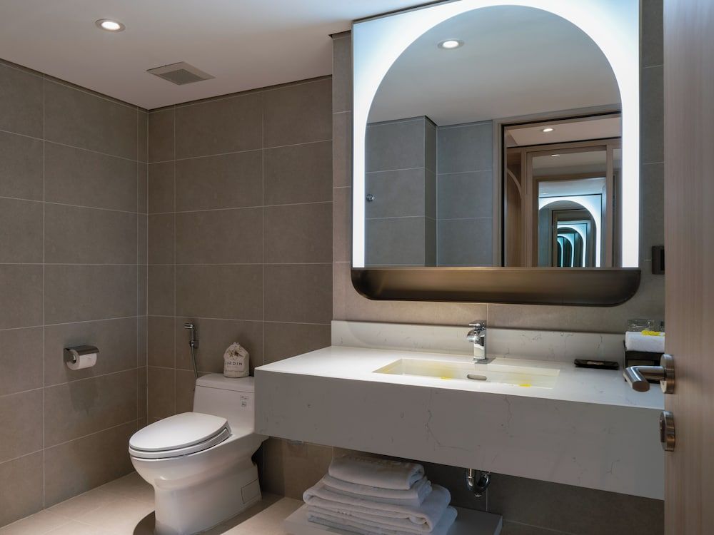 Hanoi Le Jardin Hotel & Spa Deluxe Twin Room, City View 6