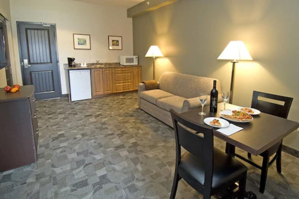Midland Inn & Suites Executive Suite 4