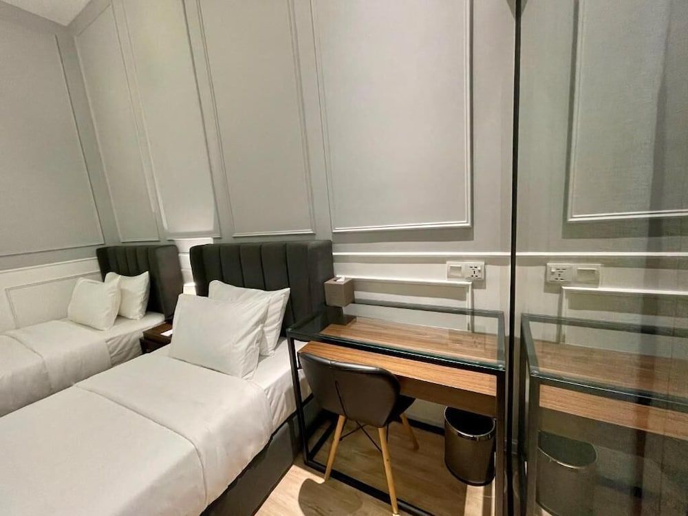 Wesley Hotel Deluxe Twin Room 5