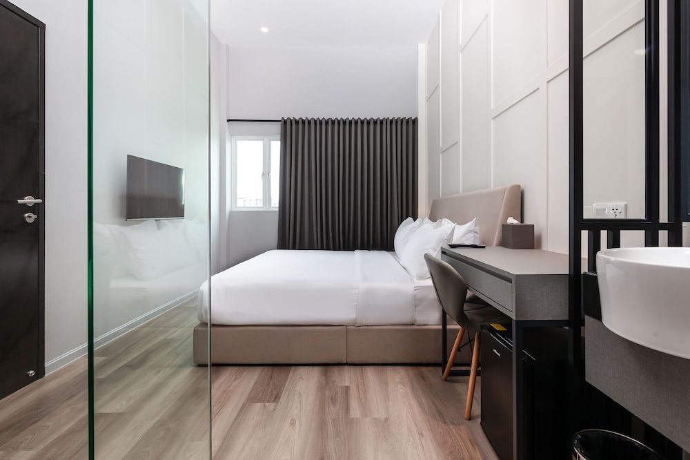 Wesley Hotel Premier King Room 2