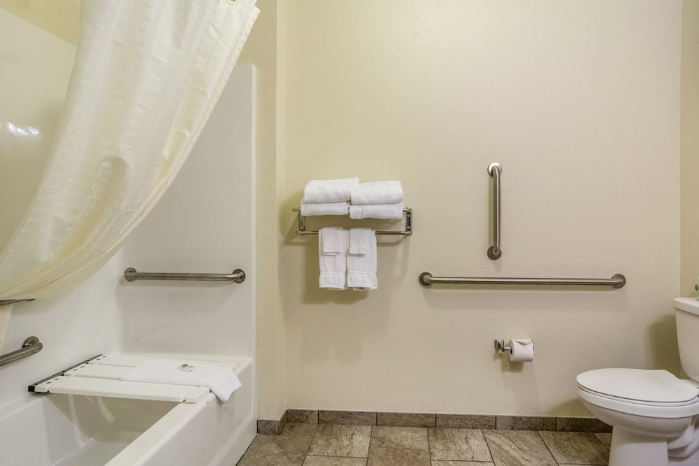 Cobblestone Inn & Suites - Fairfield Bay Room, 1 King Bed, Accessible, Non Smoking 4