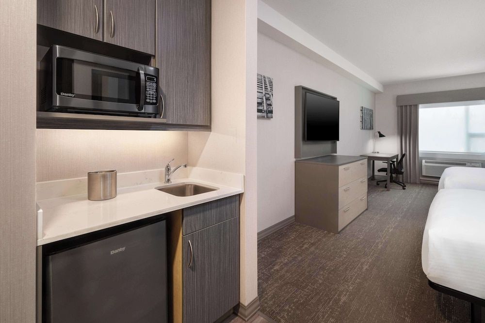 Best Western Plus Prince George Standard Room, 2 Queen Beds, Non Smoking, Refrigerator & Microwave 4