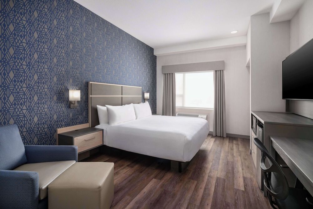 Best Western Plus Prince George Standard Room, 1 King Bed, Accessible, Non Smoking 2