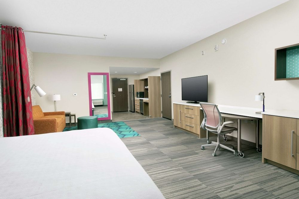 Suite, 1 King Bed, Accessible (Mob/Hearing, Roll-In Shower)