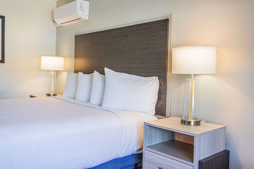 Creekside Inn Deluxe Room, 1 King Bed, Balcony, Garden View 4