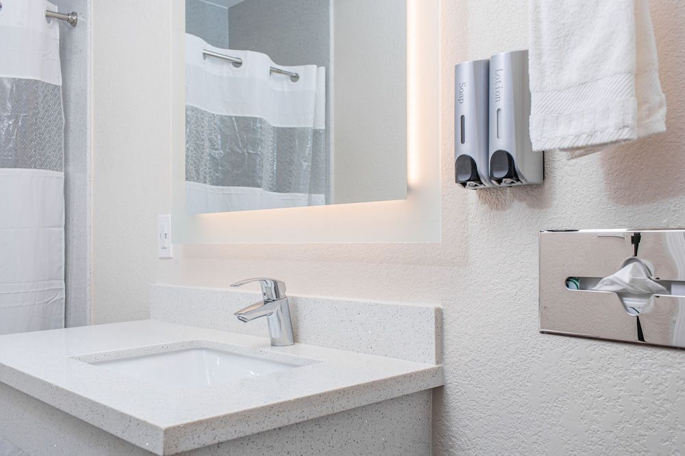 Creekside Inn Deluxe Room, 1 King Bed, Balcony, Garden View 10