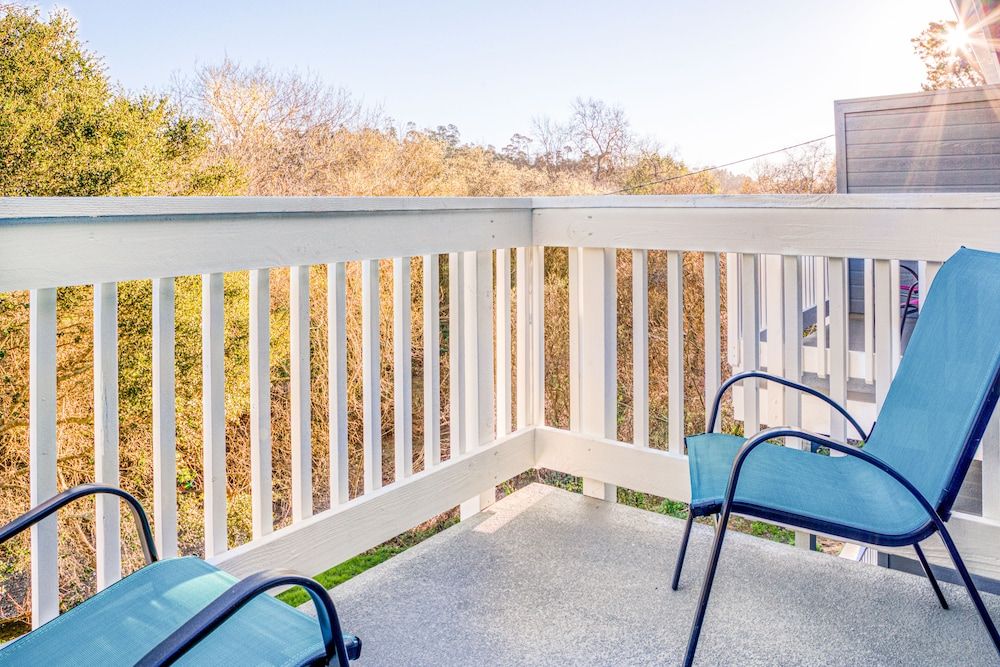 Creekside Inn Deluxe Room, 1 King Bed, Balcony, Garden View 6