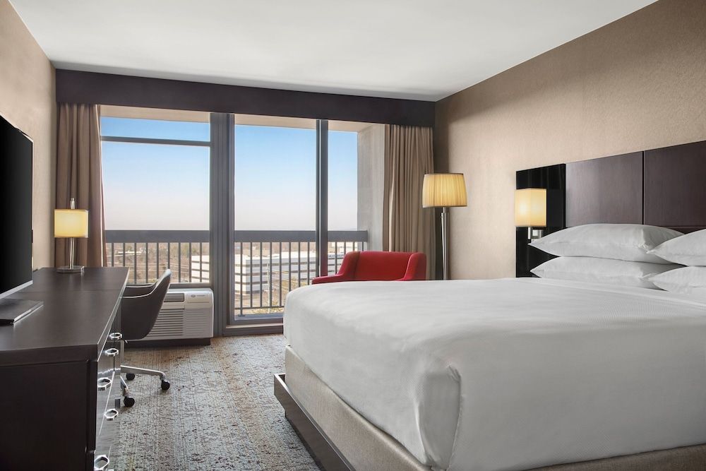 Standard Room, 1 King Bed, Non Smoking (Mobility/Hearing Access, Roll-in Shwr)